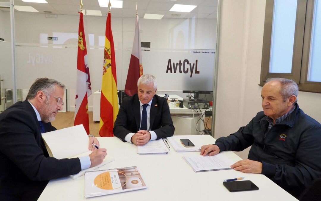 El presidente de las Cortes de Castilla y León visita la sede de la Asociación de Víctimas del Terrorismo de Castilla y León