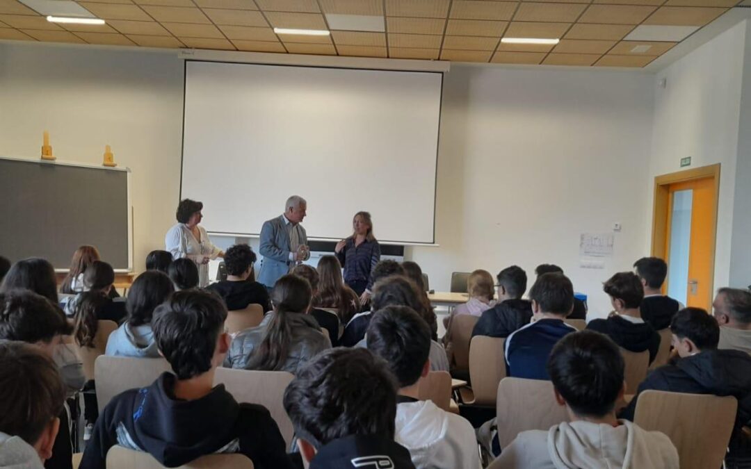 Los alumnos del IESO Arrroyo de la Encomienda escuchan el testimonio de una víctima del terrorismo