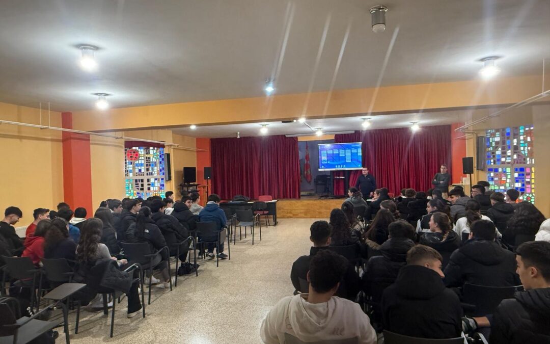 Los alumnos del IES Maestro Haedo de Zamora escuchan el testimonio de una víctima de ETA