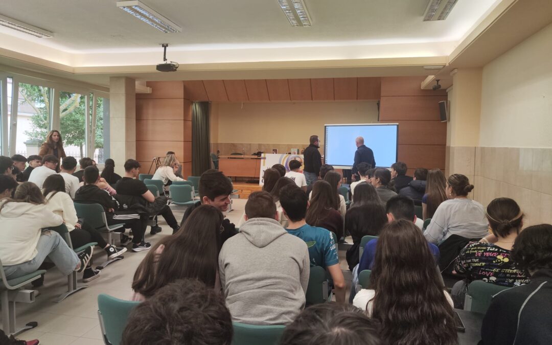 Los alumnos del IES María de Molina de Zamora escuchan los testimonios de una víctima de ETA