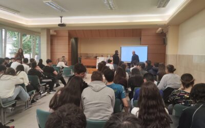 Los alumnos del IES María de Molina de Zamora escuchan los testimonios de una víctima de ETA