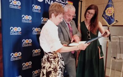 La familia de Aniano Sutil Pelayo recibe el Cuaderno de Memoria y Reconocimiento en el Museo Etnográfico de Castilla y León