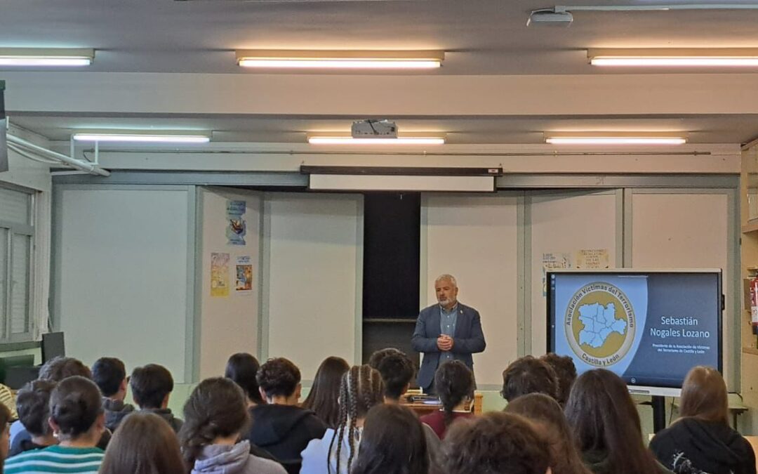 El presidente de la AvtCyL comparte su testimonio con los alumnos del IES Las Salinas de Laguna de Duero