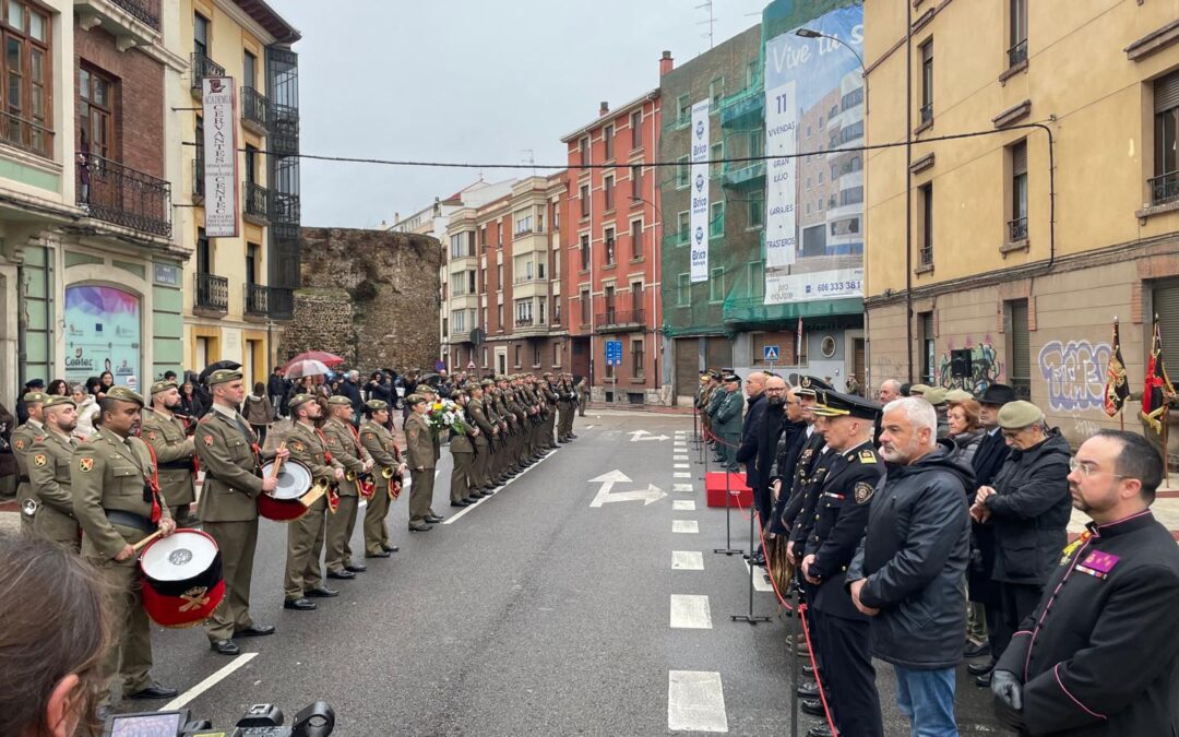 El presidente de la AvtCyL asiste al acto en recuerdo del comandante Luciano Cortizo Alonso en León