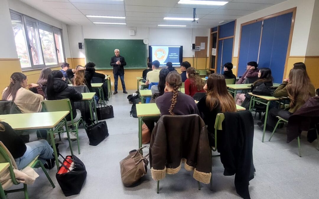 El presidente de la AvtCyL comparte su historia en el IES Pinar de la Rubia de Valladolid