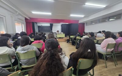 Una víctima de ETA comparte su historia en el IES Villa de Sotillo