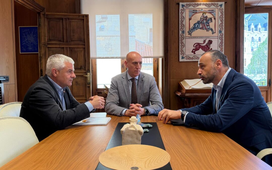 El alcalde de León recibe al presidente de la Asociación de Víctimas del Terrorismo de Castilla y León