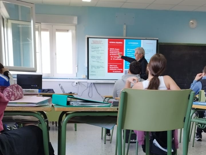 Una víctima del atentado de la cafetería Rolando comparte su testimonio en el IES de Espinosa de los Monteros de Burgos